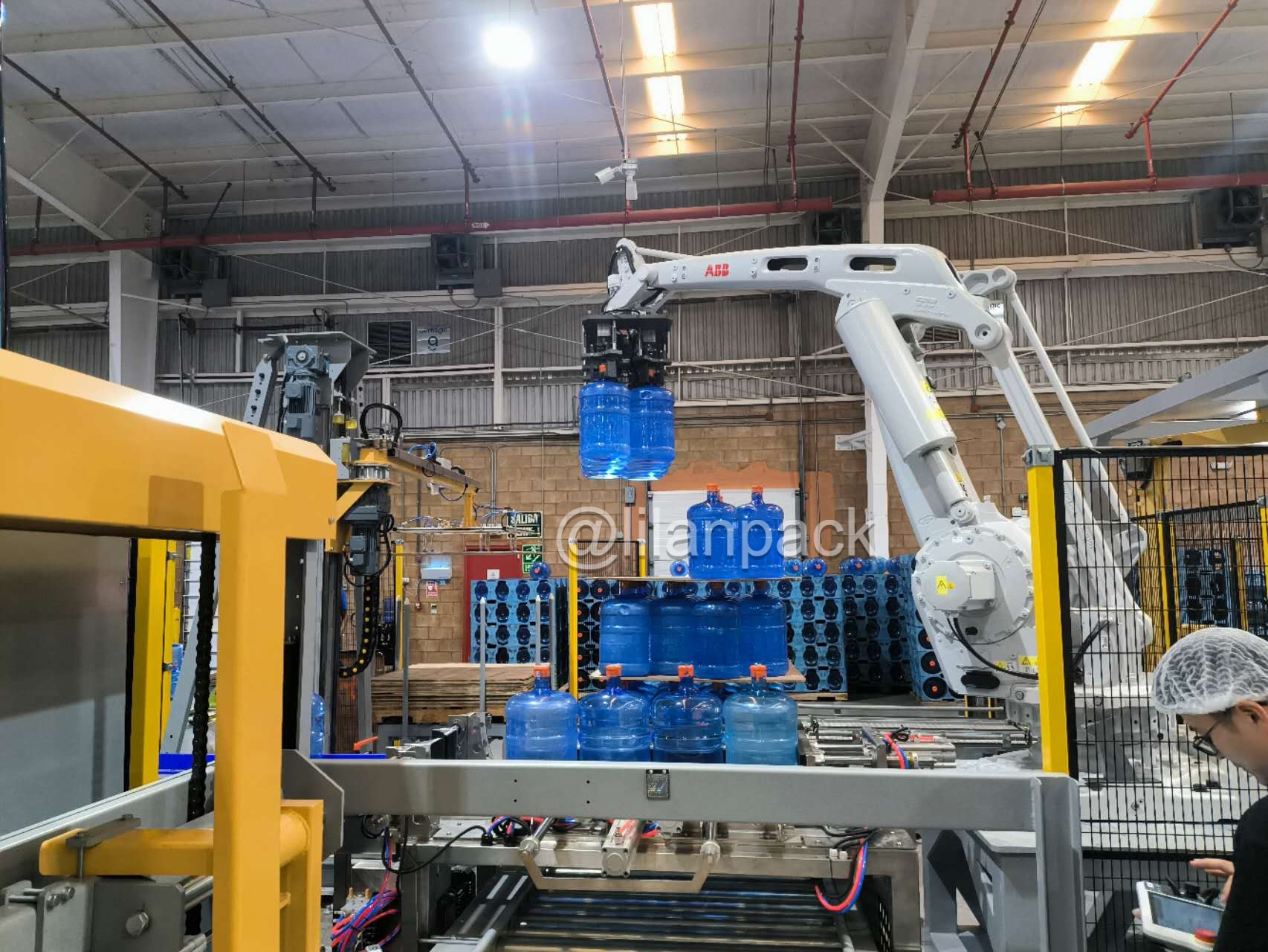 机器人码大桶水